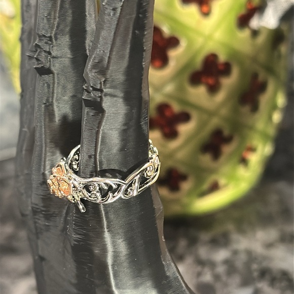 New Silver Tone Ring with Rose 🌹Giving Beauty Vibes Women’s Size 10 Ring - Picture 5 of 11